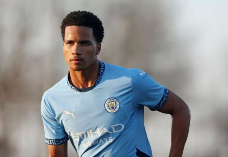 罗马诺:拜仁、阿贾克斯有意17岁中场穆卡萨,曼城对球员充满信心