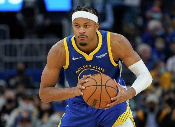 实时更新-从领先24分到被1分绝杀 科尔杂耍式换人玩崩勇士