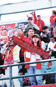 成都蓉城女球迷白芸：哪场不去都觉得可惜|客场|成都蓉城足球俱乐部|足协|亚冠|贝克汉姆_新浪体育_新浪新闻